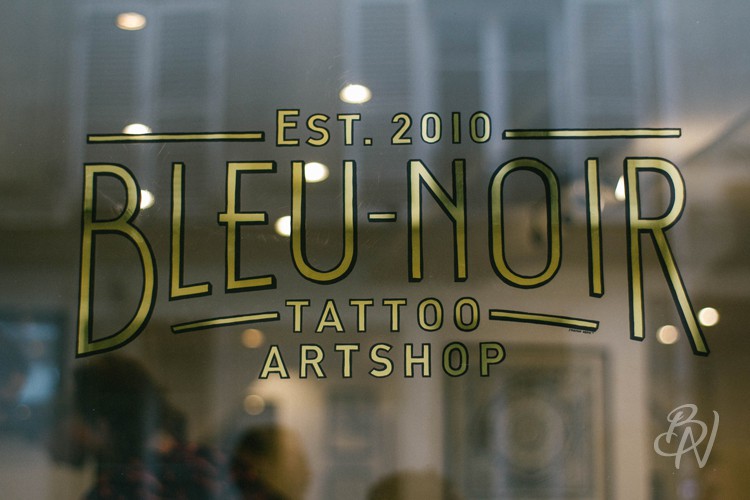 bleu-noir-tattoo-art-shop-paris-abbesses-typogaphie-04-