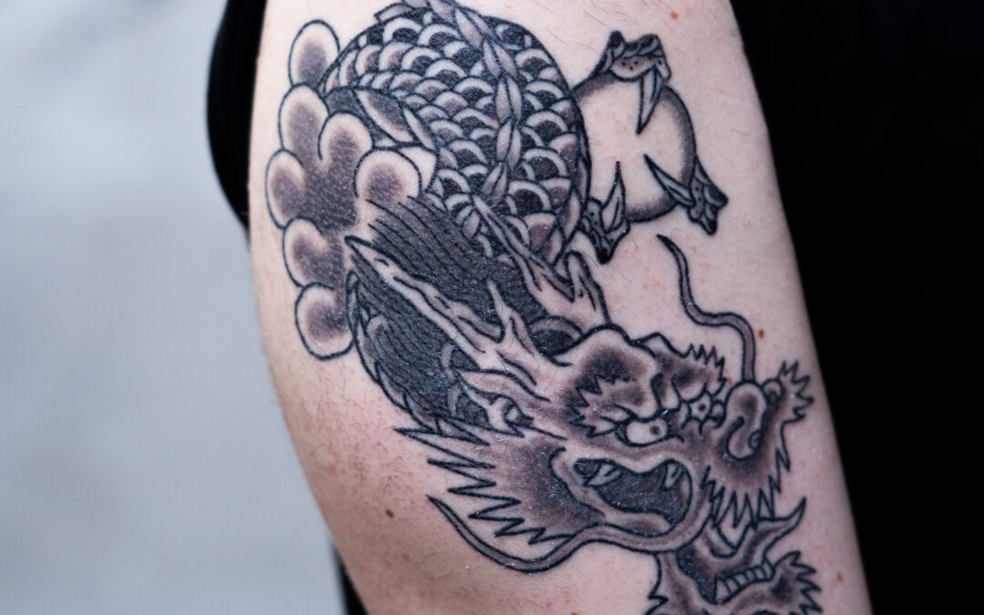 Lapivouane Bleu Noir dragon tatouage japonais