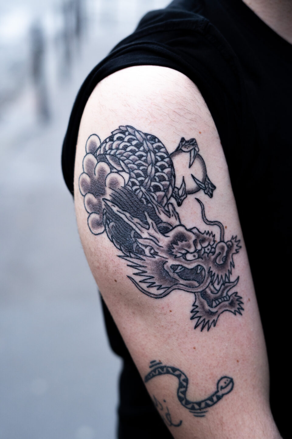Lapivouane Bleu Noir dragon tatouage japonais