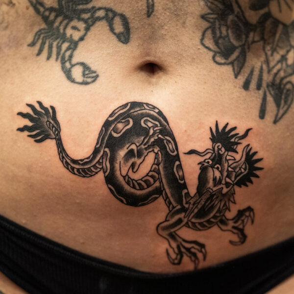 Dragon sur le bas-ventre par Ondori