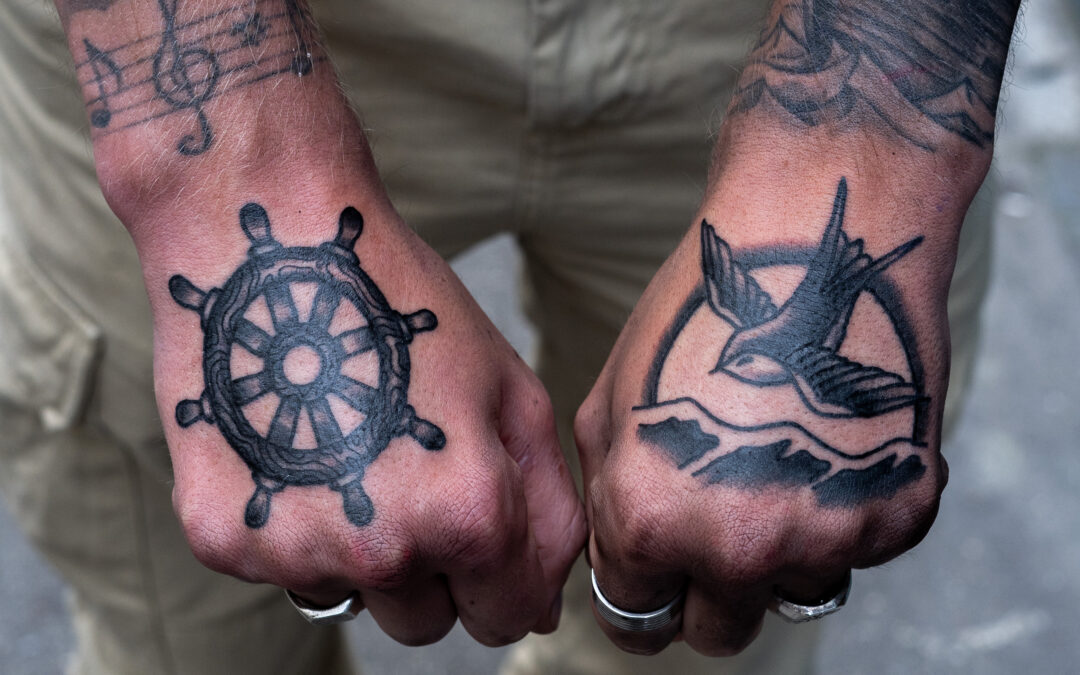 Tatouages marins sur les mains par Ondori