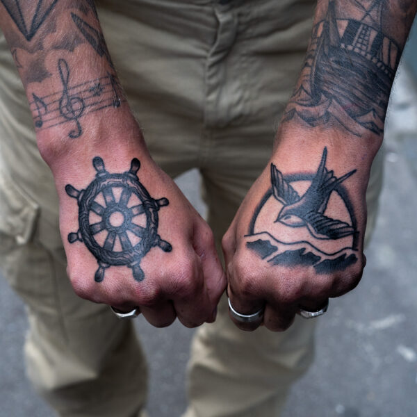 Tatouages marins sur les mains par Ondori