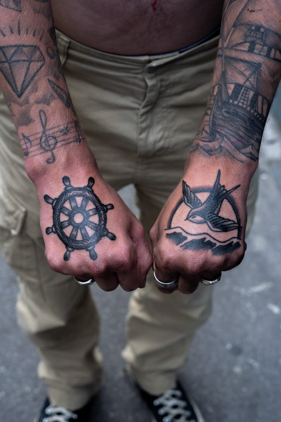 tatouage mains hirondelle marin ondoie bleu noir