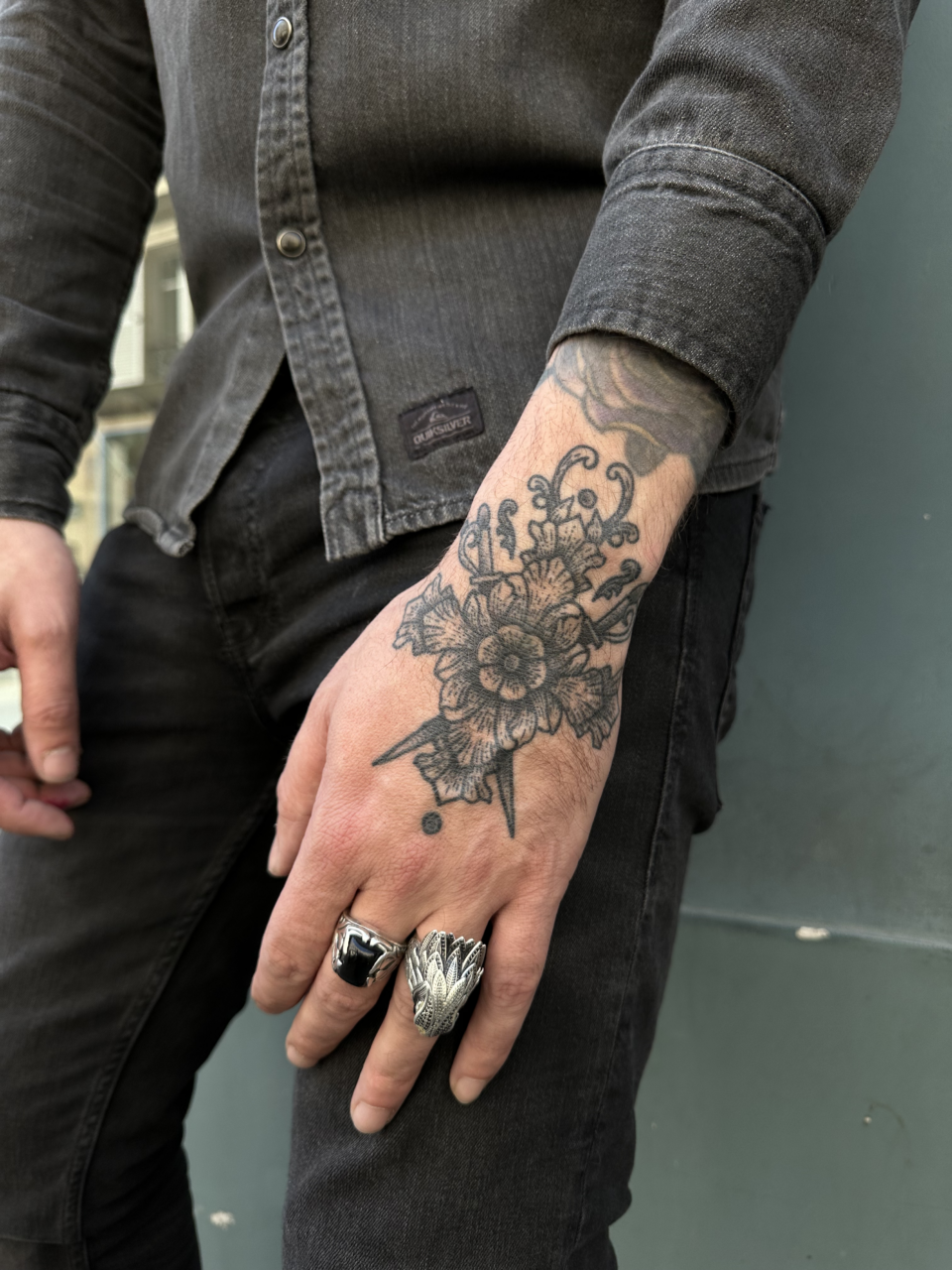 tattoo main fleur épée rob.ink