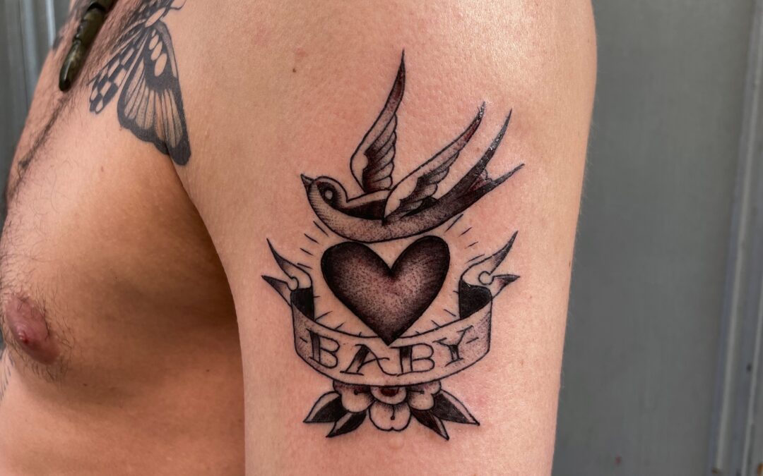 Veenom tattoo hirondelle coeur baby bleunoirparis