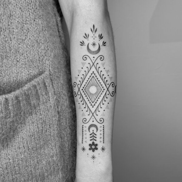Tattoo ornemental sur l’avant-bras par Coco Poke