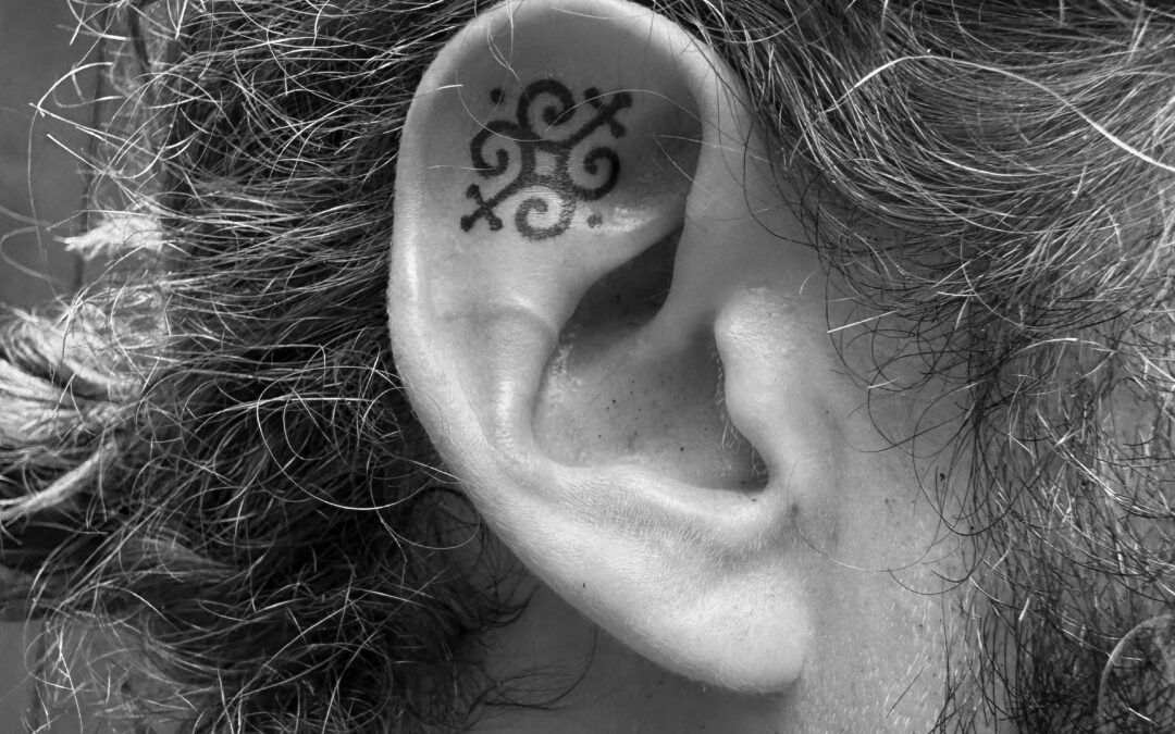 Hand poke tattoo sur l’oreille par Coolcat