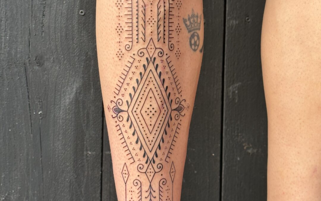 Tattoo ornemental sur le tibia par Coco Poke