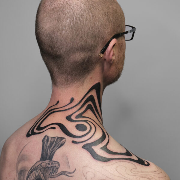 Suminagashi tattoo sur le cou/nuque par Violette Poinclou