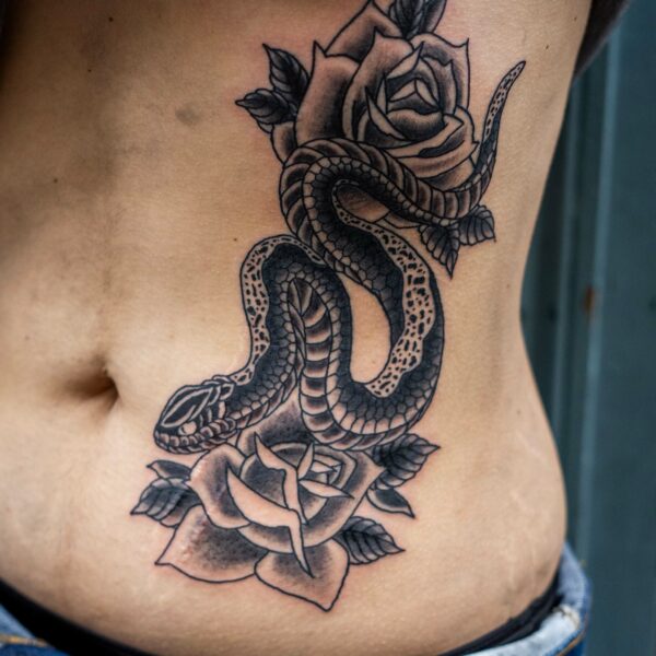 Serpent et roses sur les côtes / ventre par Ondori