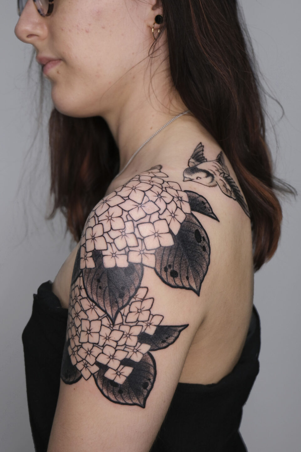 Violette Poinclou tatouage fleurs épaule