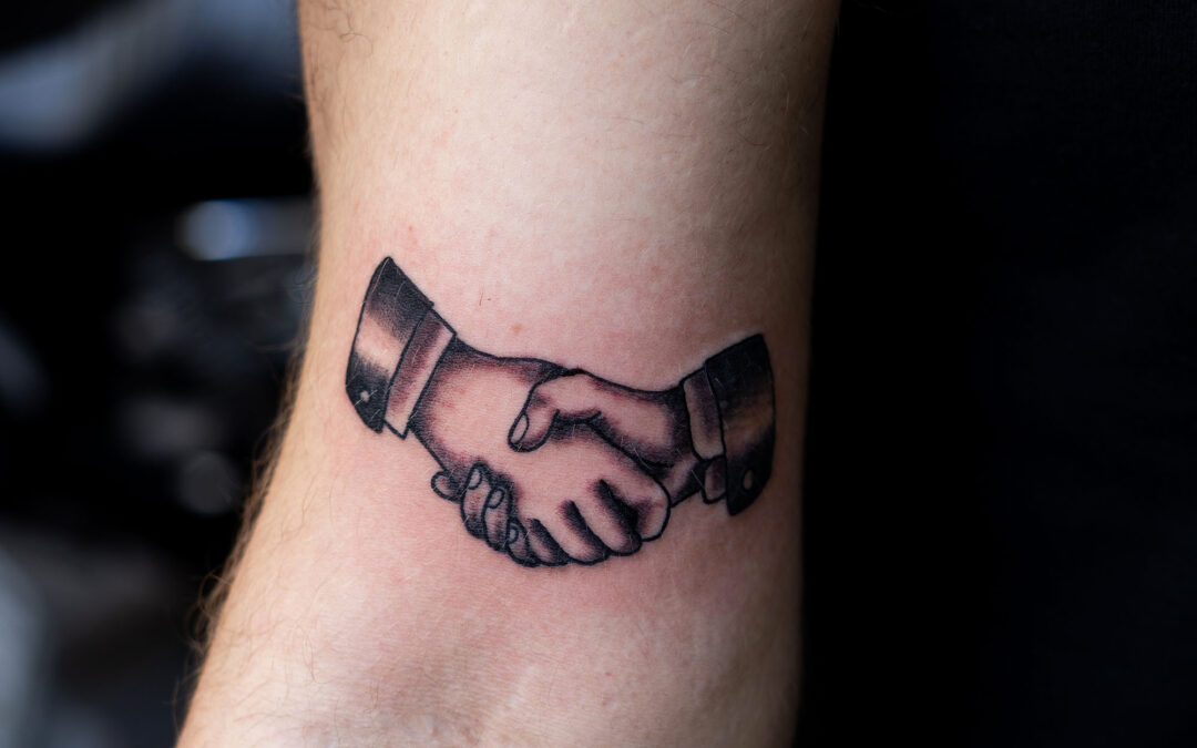 ondori tattoo poignee de mains