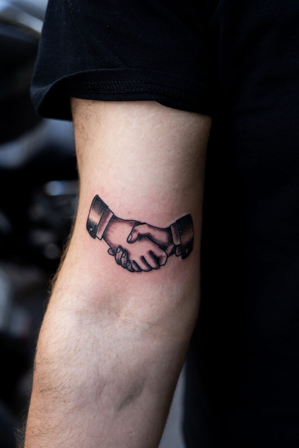 ondori tattoo poignee de mains