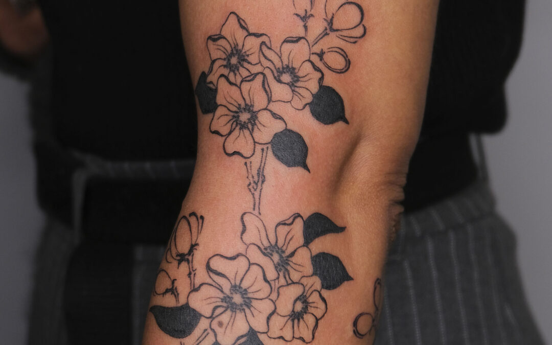 Violette Poinclou tatouage fleurs coude