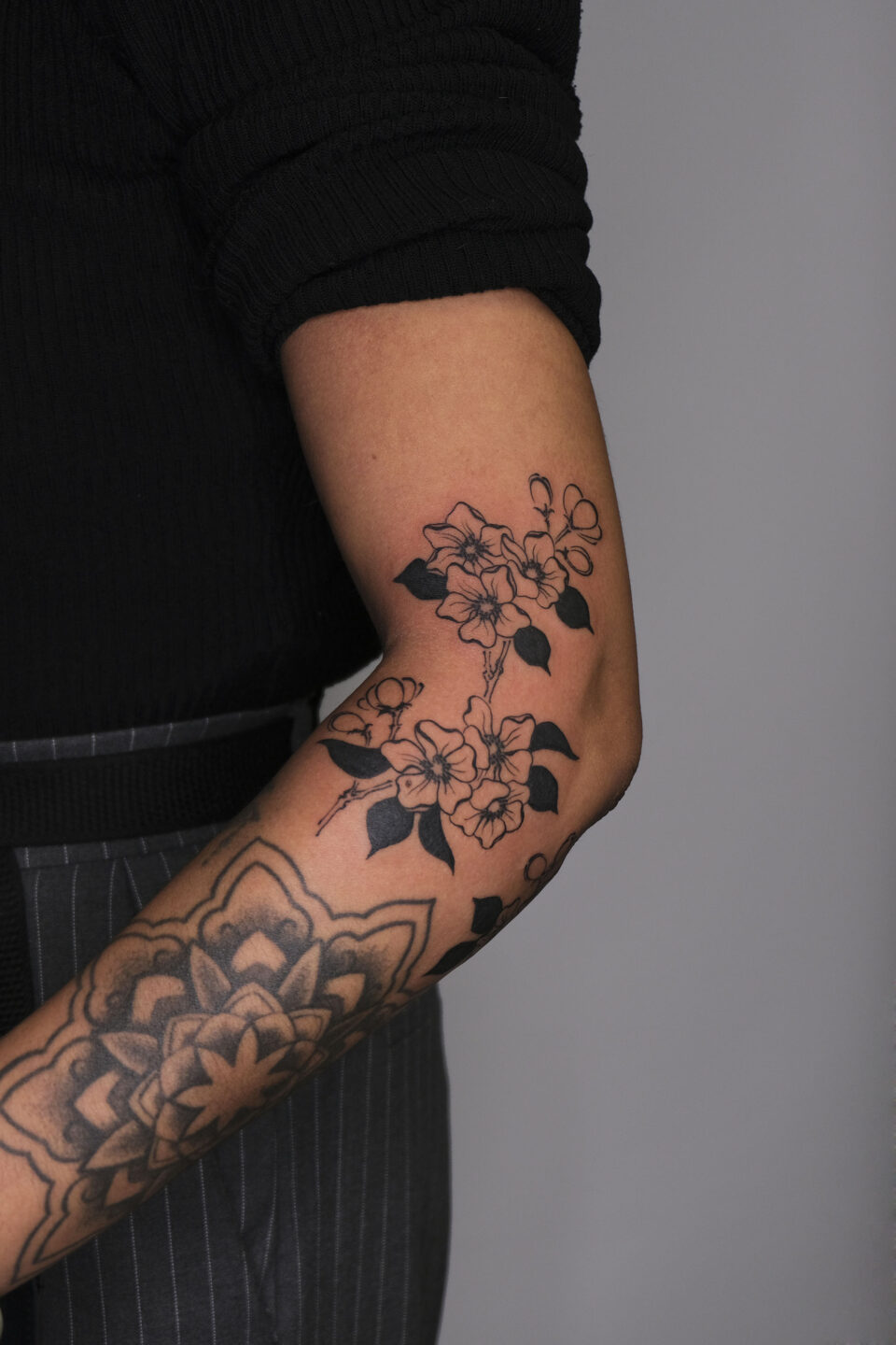 Violette Poinclou tatouage fleurs coude