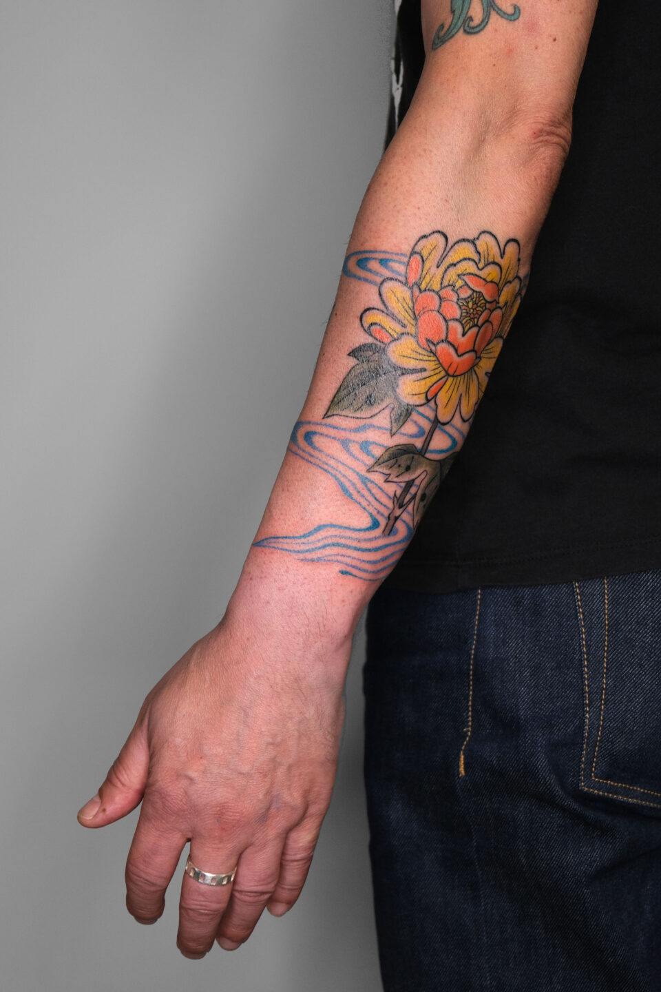 Violette Poinclou tatouage fleurs couleur