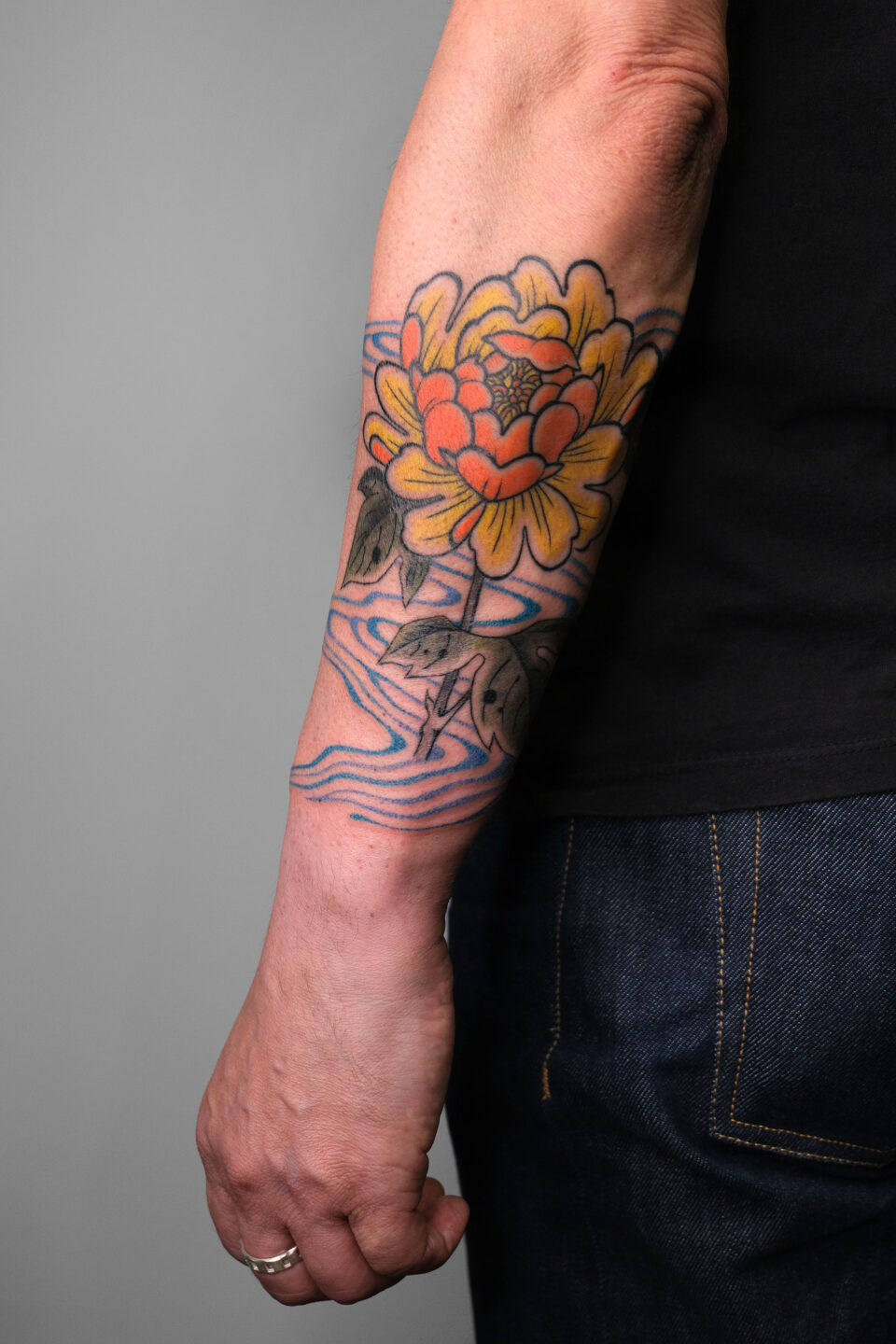 Violette Poinclou tatouage fleurs couleur