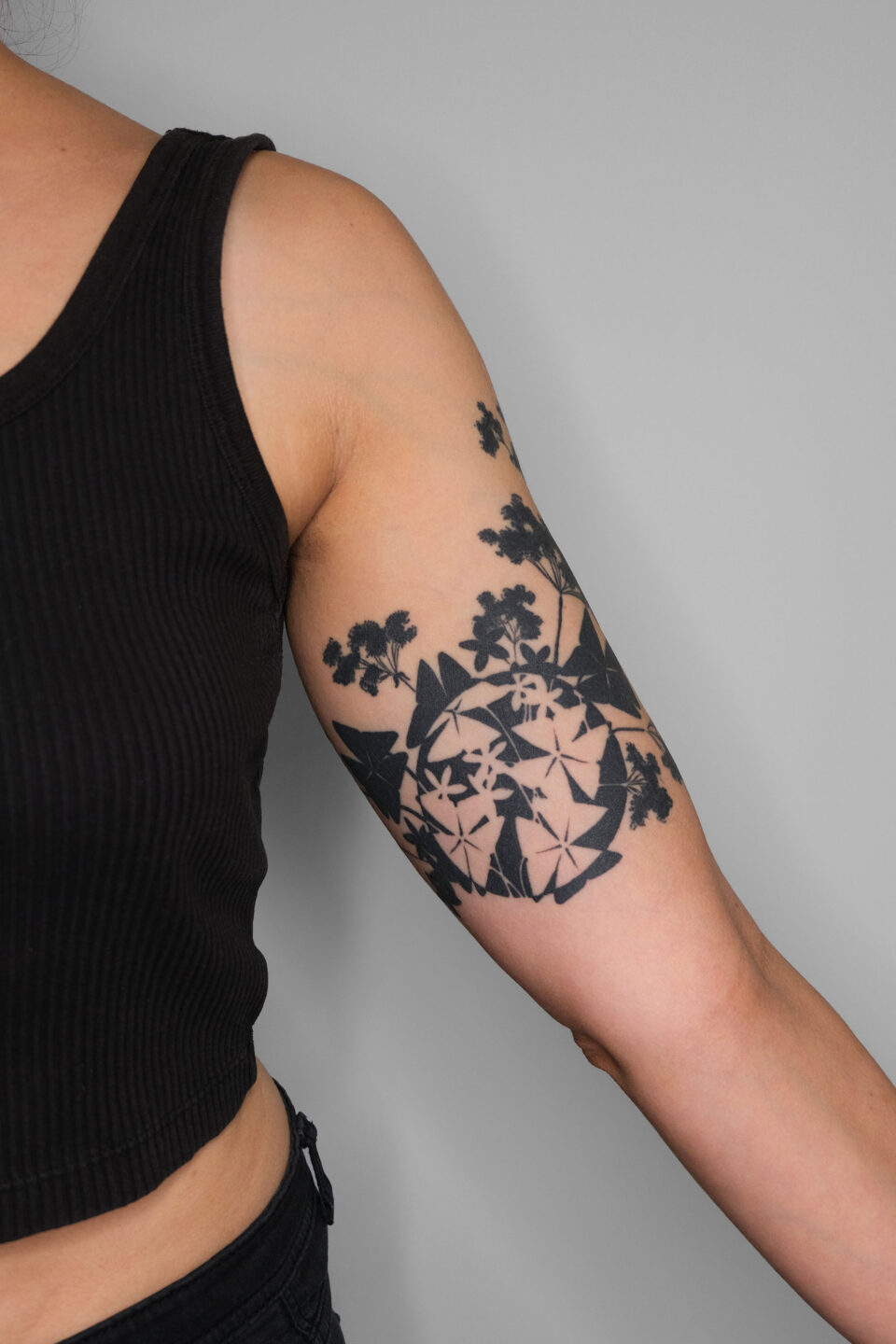 Violette Poinclou tatouage fleur négatif