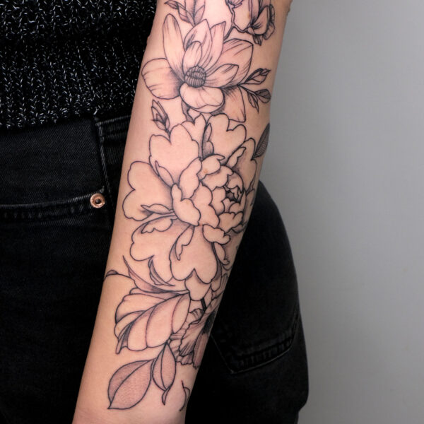 Composition florale sur l’avant-bras par Shorttty