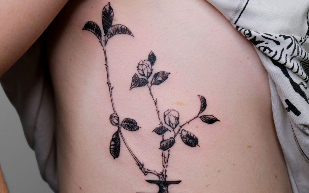 Violette Poinclou tatouage fleur vase côtes