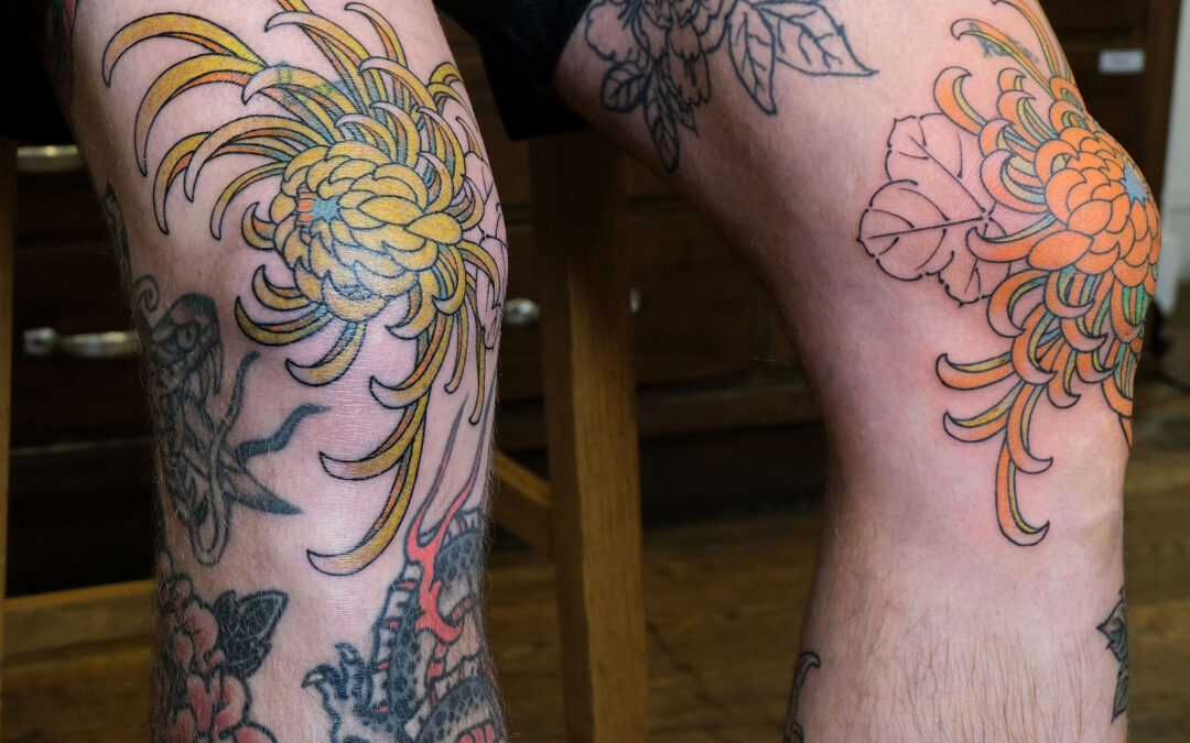 Violette Poinclou tattoo chrysanthèmes couleur