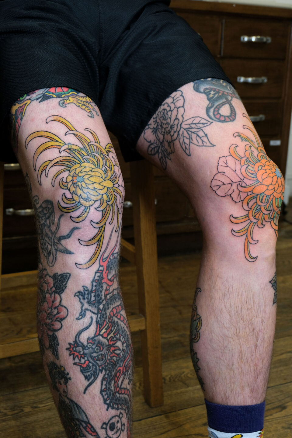 Violette Poinclou tattoo chrysanthèmes couleur