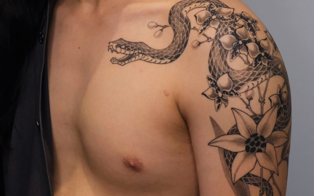 Serpent et fleurs sur l’épaule par Violette Poinclou