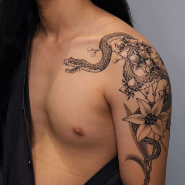 Serpent et fleurs sur l’épaule par Violette Poinclou