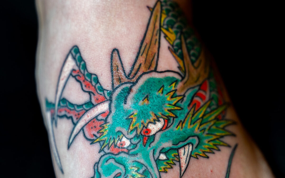 Dragon en couleurs sur le pied par Ondori