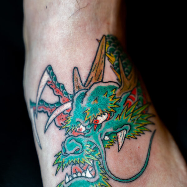 Dragon en couleurs sur le pied par Ondori