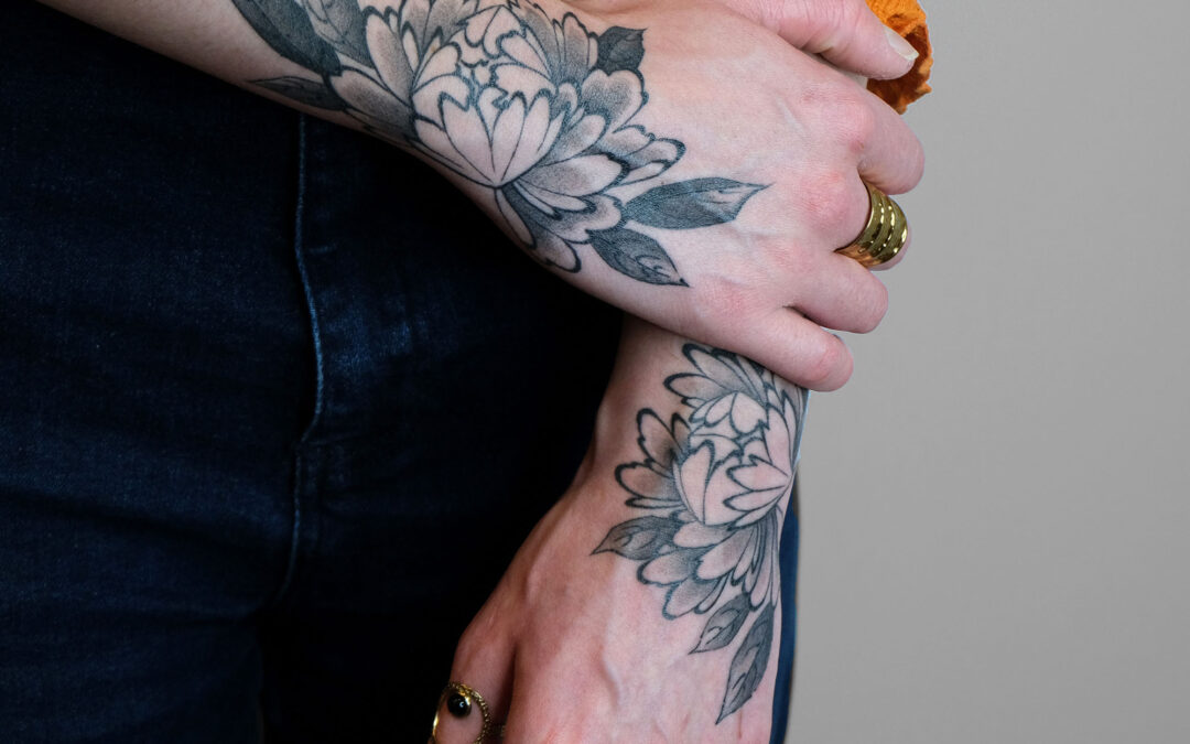 Pivoines cicatrisées sur les mains par Violette Poinclou