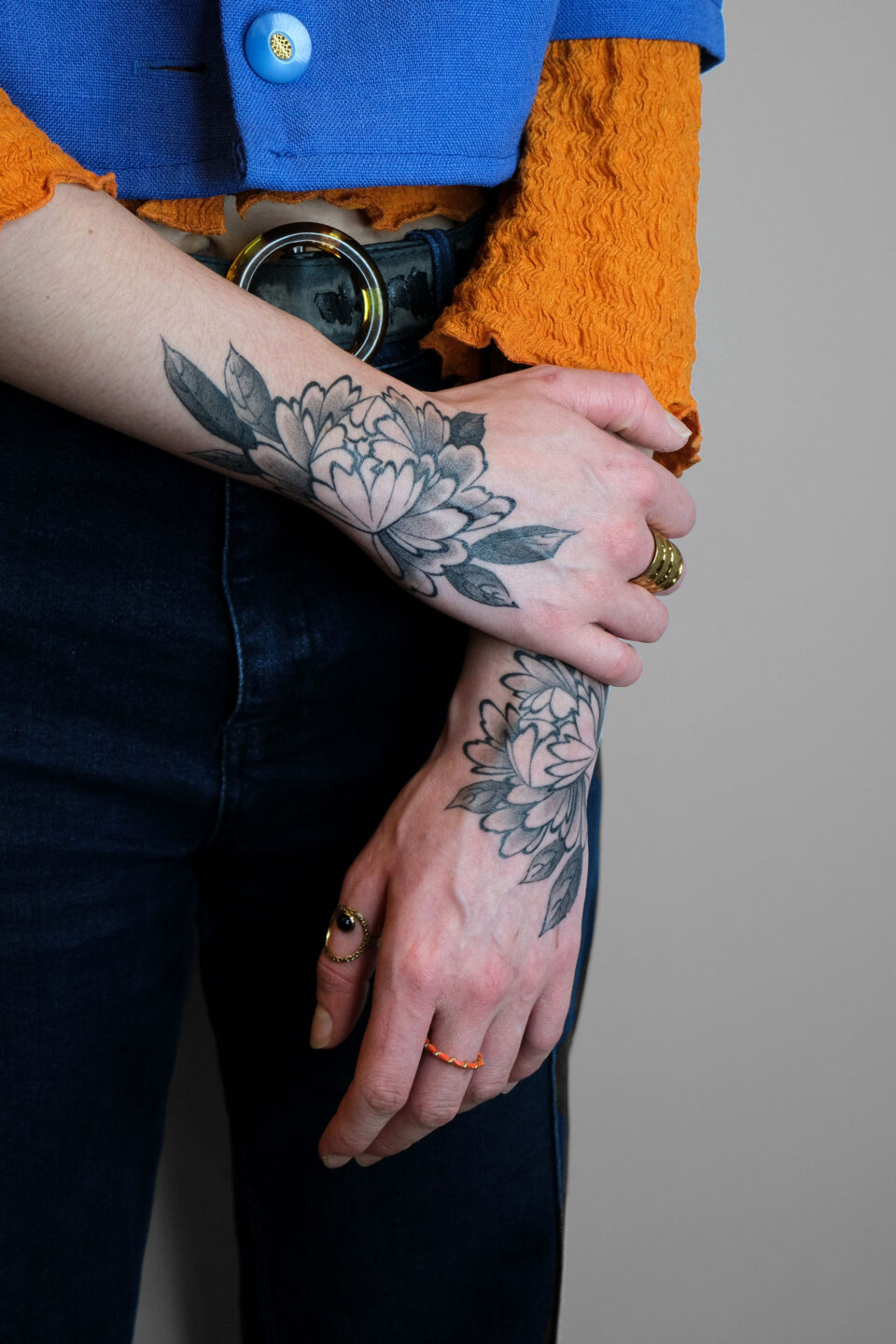 Violette Poinclou tattoo cicatrisé pivoines main