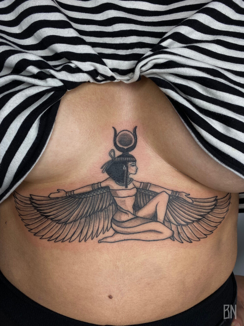 shorttty déesse isis underboobs tattoo