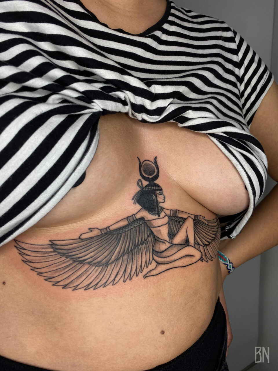 shorttty déesse isis underboobs tattoo