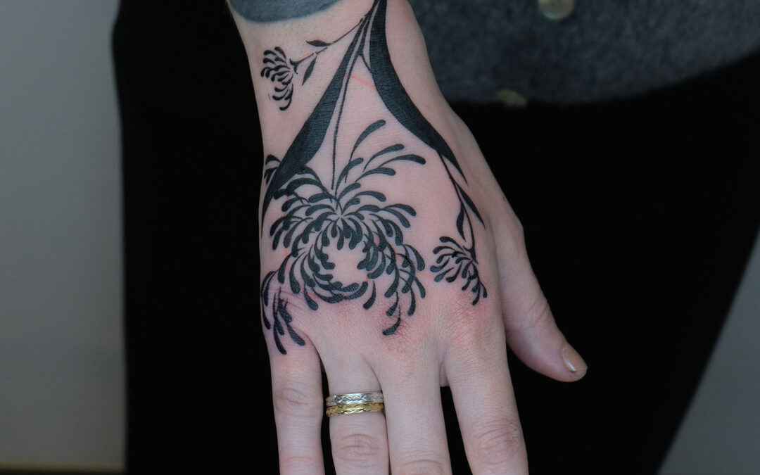 Chrysanthème en Cover sur la Main par Violette Poinclou