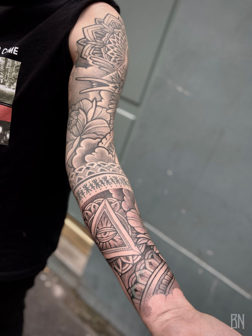 Jeykill tattoo sleeve géométrique ornemental mandala fleur