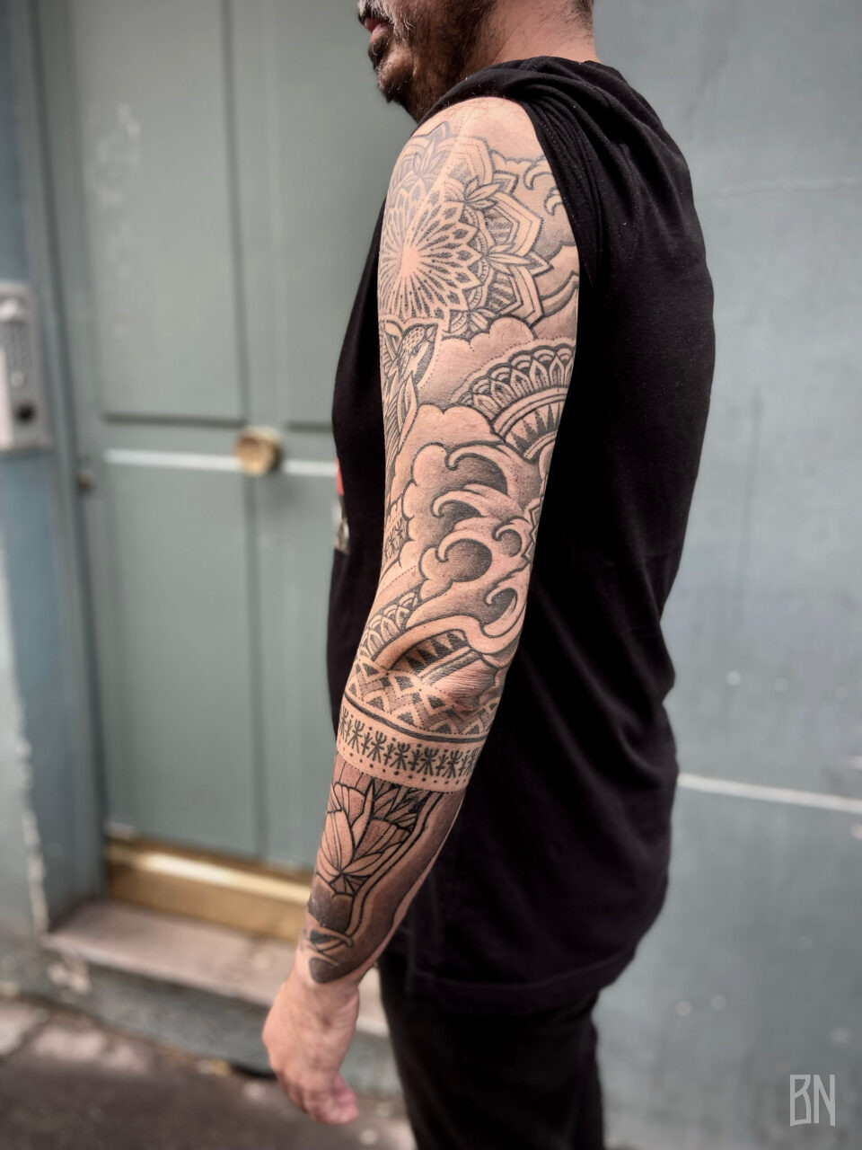 Jeykill tattoo sleeve géométrique ornemental mandala fleur