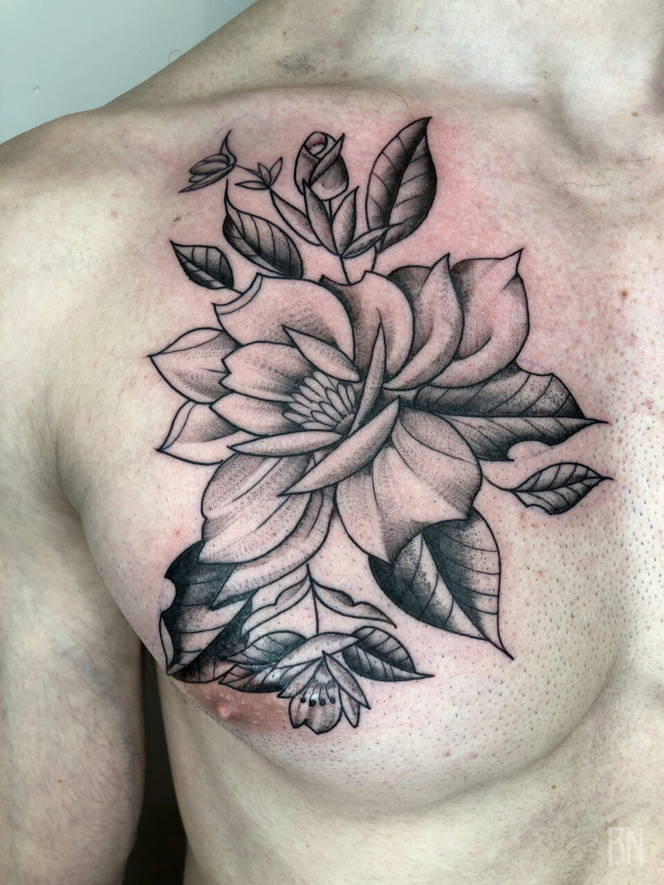 veenom tatouage floral pectoral