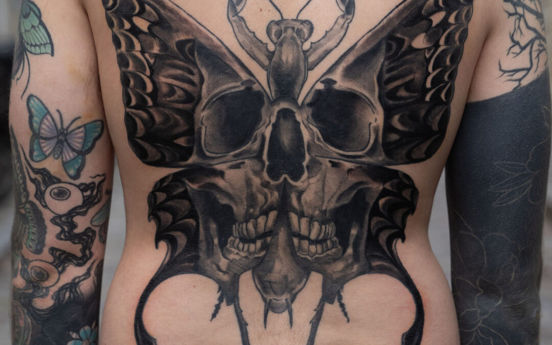 shorttty backpiece black and grey insect papillon dos tatouage