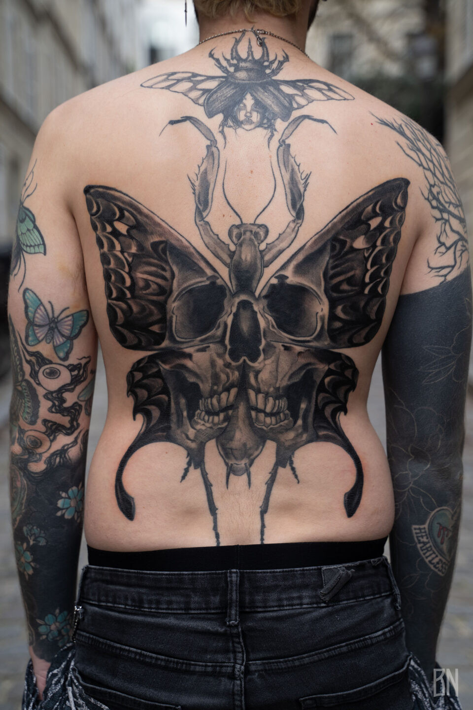 shorttty backpiece black and grey insect papillon dos tatouage