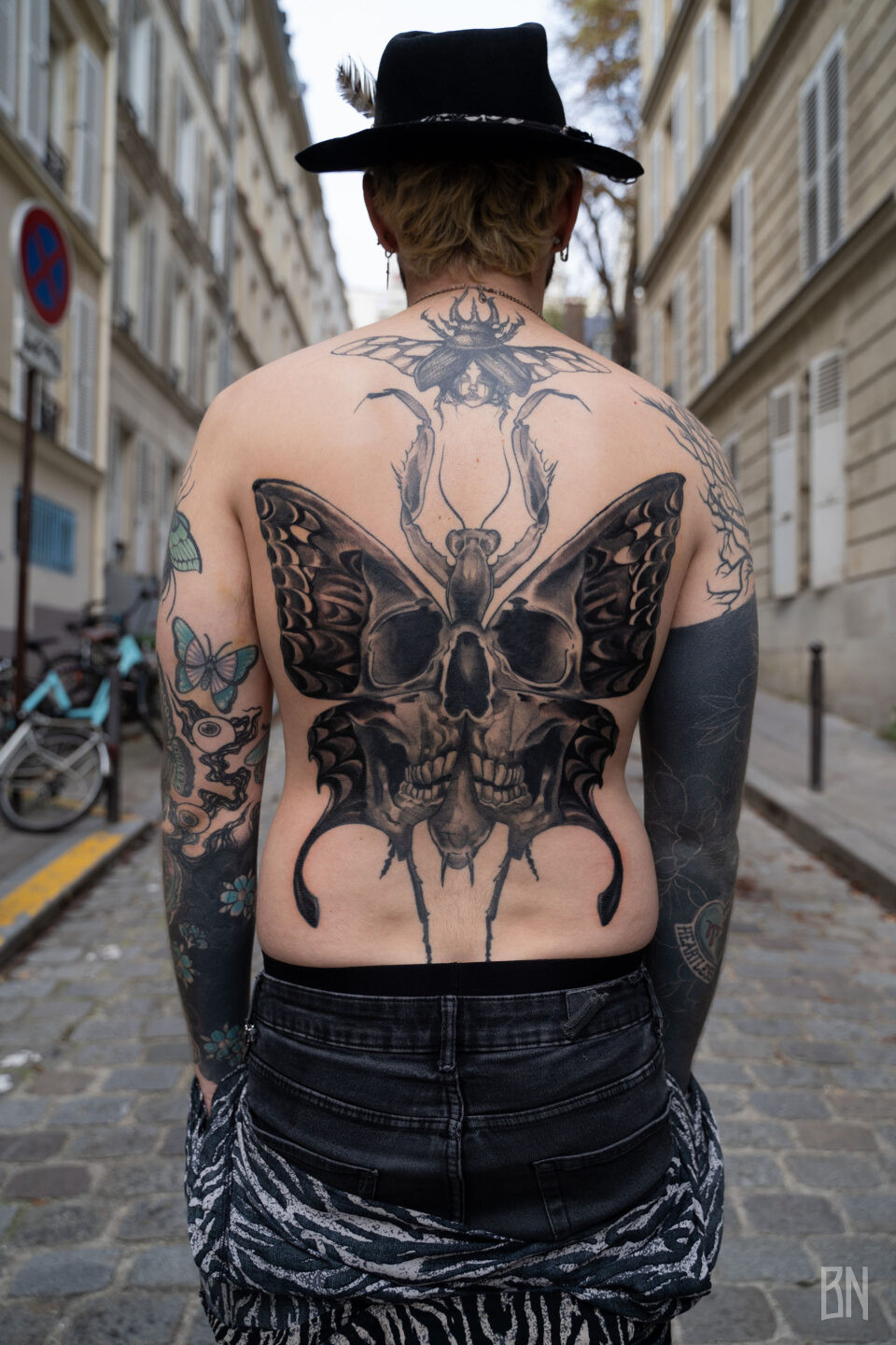 shorttty backpiece black and grey insect papillon dos tatouage