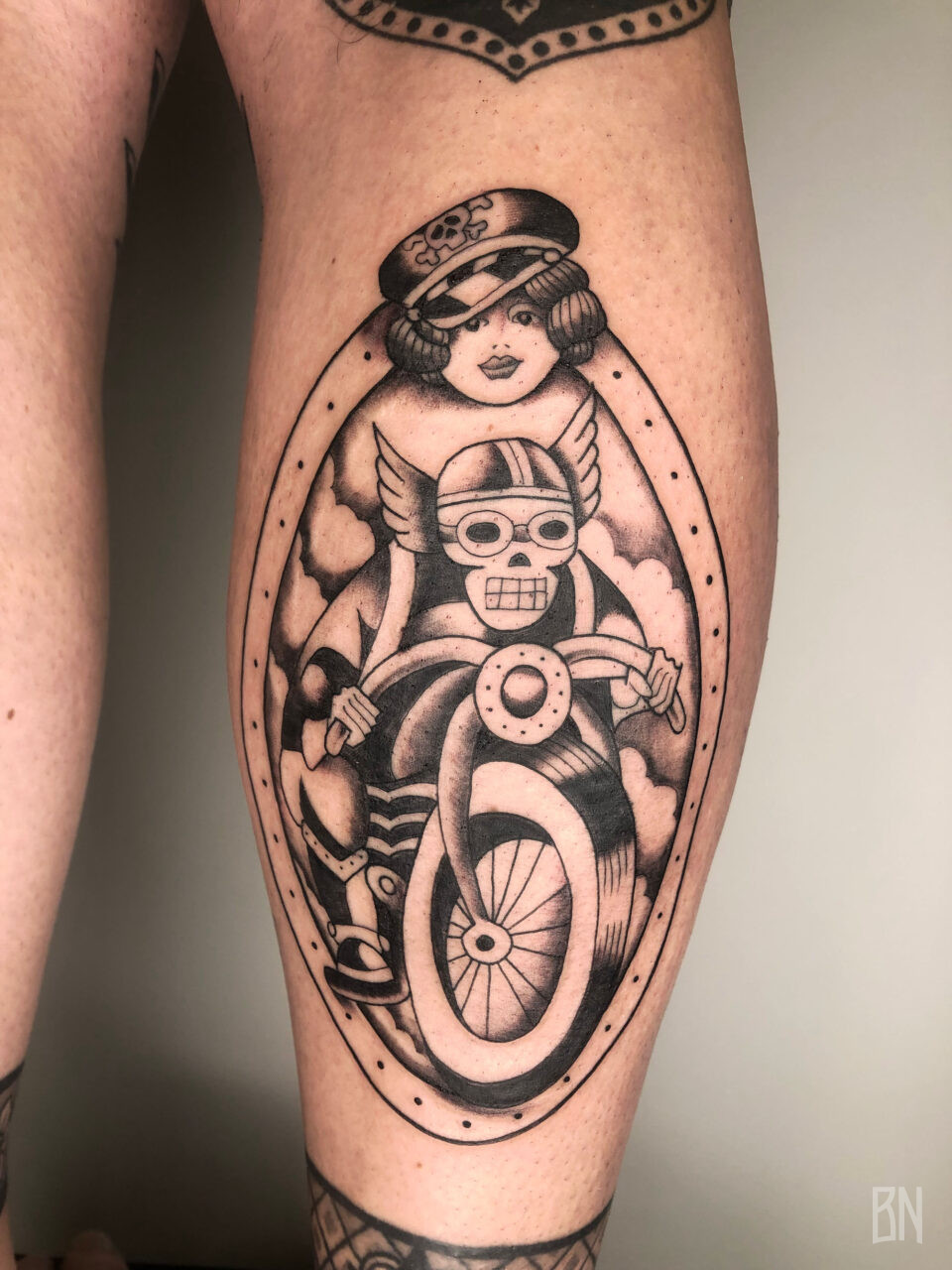 veenom tattoo mollet jambe bert grimm moto old school