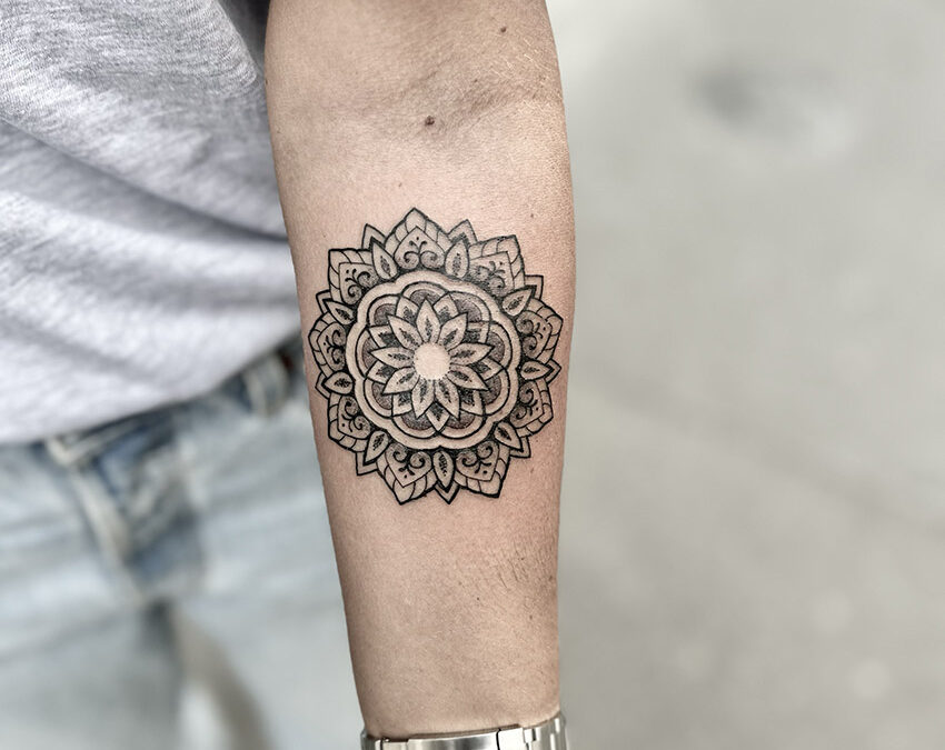 mandala jeykill flash tattoo avant bras