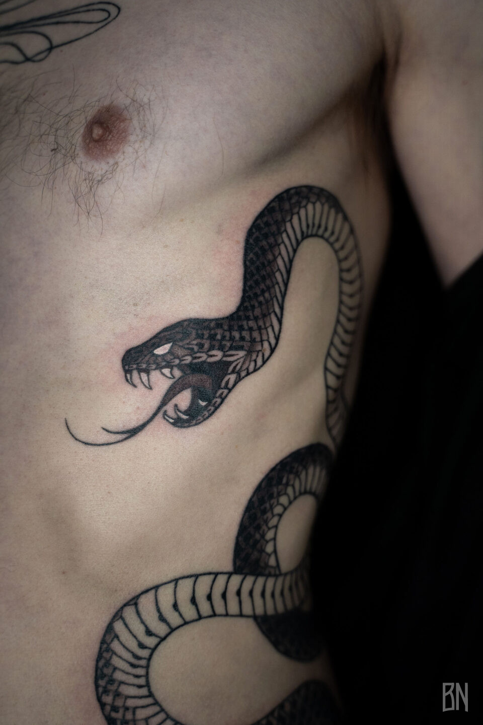 joy serpent côtes tatouage