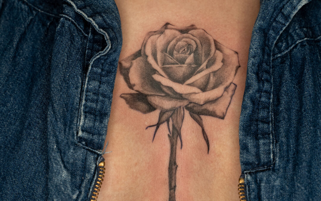 Rose sur le sternum par Shorttty