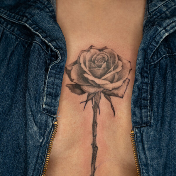 Rose sur le sternum par Shorttty