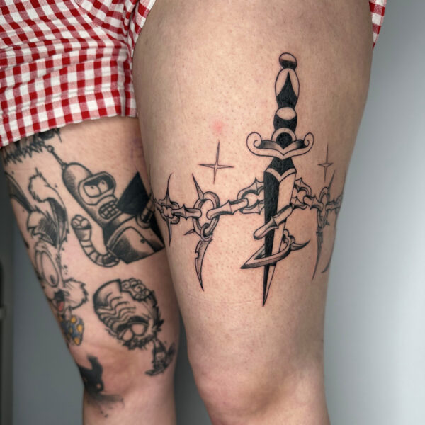 Chaîne entourant la cuisse par Veenom